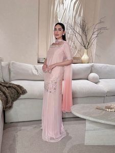 Ensemble prêt-à-porter de créateur pour soirée, avec broderies multiples, perles et travail de Moti, haut en verre romain, pantalon Sharara Plazzo et dupatta. - Product Image 1