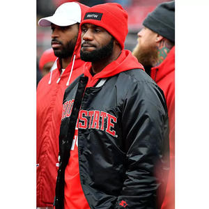 Chaqueta Varsity Negra Personalizada de Satén para Hombre, Chaqueta Bomber con Ribete Rojo en Contraste, Chaqueta Deportiva de Béisbol al por Mayor - Product Image 3