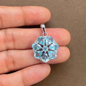 Rhaya Jewels – pendentif fleur en topaze bleue 100% naturelle pour femme, pierres plaquées rhodium, argent sterling, pendentifs minimalistes fins - Product Image 2