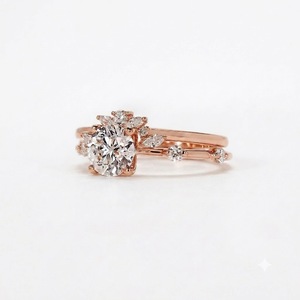 Bague de fiançailles en or jaune 18 carats certifié avec diamant de laboratoire rond de 1,13 carat couleur E clarté VS1, et alliance de mariage empilable en grappe - Product Image 1