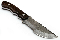 Couteau de chasse à lame fixe en acier Damas fait main, manche en bois, bord dentelé, avec étui en cuir, lot de 1 pièce, garantie 3 ans