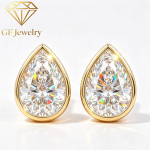 Boucles d'oreilles clous en or jaune 18 carats avec diamant de laboratoire taille poire serti clos, bijoux de luxe de fabricant - Product Image 1