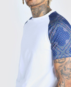 Camiseta Blanca de Manga Raglán para Hombre, Diseño Paisley Azul, Cuello Redondo, Corte Regular, Informal, 100% Algodón Jersey - Product Image 2