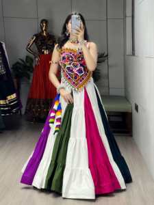 Blusa de algodón y rayón con diseño Kutchi y adornos de espejo, con lehenga de algodón y rayón, lista para usar, lehenga choli para Navratri. - Product Image 4
