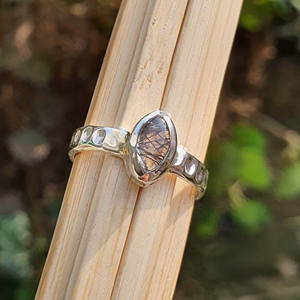 Anillo minimalista de Cuarzo rutilado Original de Plata de Ley 925 con banda martillada, piedra de rutilo negra chapada en oro, joyería de lujo - Product Image 3