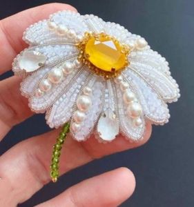 Broche florale brodée à la main par un créateur, accessoire de bijouterie perlée pour robes, blazers et manteaux – Broderie perlée de luxe unique - Product Image 4
