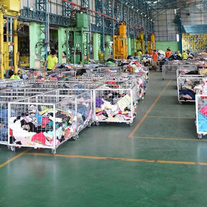 Para Prendas de Vestir: Cada Pieza Se Elige a Mano, Estilo Verificado, Tops Unisex Usados, Paca de Ropa de Poliéster/Algodón de Segunda Mano para Todas las Estaciones - Product Image 2