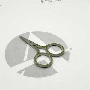 กรรไกรครัวเรือนขนาด 2.5 นิ้ว พร้อมงานปักลายแบบกำหนดเอง หุ้มด้วยสีดำเคลือบเงา ปลายแหลม สำหรับงานเย็บคุณภาพสูง - Product Image 1