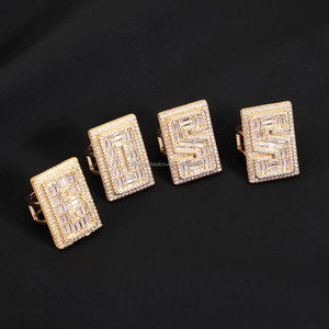 Bague personnalisée Hip Hop avec diamants Moissanite taille baguette et taille rond, design rectangulaire géométrique entièrement sertie - Product Image 1