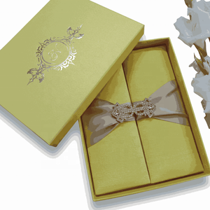 Invitation de mariage de luxe en vert chartreuse aspect soie avec ruban en satin champagne, broche en cristal, pochette et boîte cadeau - Product Image 5