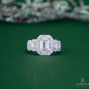 Anillo de Compromiso Clásico de Plata de Ley con Tres Piedras de Diamante Cultivado en Laboratorio con Corte Esmeralda y Halo - Product Image 2