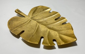 Plateau décoratif en aluminium doré en forme de feuille de Monstera, plat à bibelots en métal texturé vintage, porte-bijoux et bagues, centre de table décoratif - Product Image 1