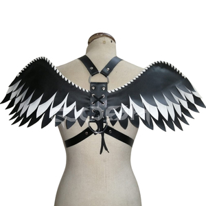 Harnais gothique en similicuir noir et blanc à plumes, avec ailes d'ange à lacets au dos, anneaux en O argentés et clous - Product Image 1