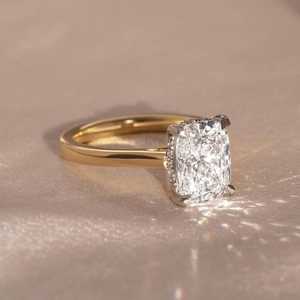 แหวนมอสซาไนต์ทรงคุชชั่น 2 กะรัต ทองคำเหลือง ประดับเพชรเม็ดเดี่ยวแบบมินิมอล ทรงเรเดียนท์คัท (E VVS) - Product Image 5
