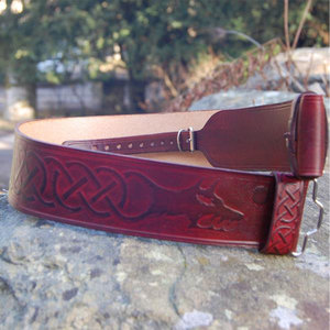 Cinturón de Kilt con Nudos Celticos Teñidos a Mano en Color Roble Rojo/Oscuramente Oscuro, Cinturones Tradicionales Escoceses para Usar con Tartán, 100% de Alta Calidad - Product Image 1