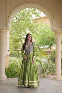 Vestido indio de primera calidad, elegante y sofisticado, llamativo y moderno, ideal para Navratri. - Product Image 3