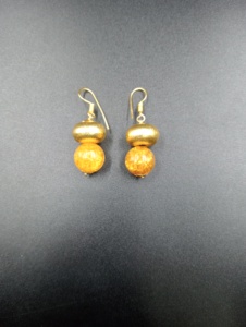 Boucles d'oreilles pendantes plaquées or Amaira Jewels, forme boule, perles d'ambre, imitation perle, bijoux classiques vintage pour femmes, pour les fêtes - Product Image 1