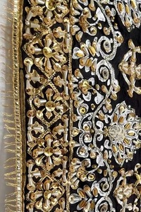 Châle pour femme personnalisé en soie chinon multicolore, style ethnique, brodé, imprimé numérique floral, motif miroir dessiné à la main - Product Image 2