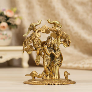 Figurine artisanale en laiton de Radha Krishna sous un arbre Kadamba, sculpture spirituelle divine pour la décoration de temple ou de maison. - Product Image 1