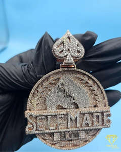 Pendentif de luxe entièrement serti de diamants, « Self Made », en argent sterling 925 avec diamants de laboratoire VVS pour hommes - Product Image 3