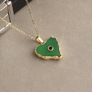 Collar de lujo para mujer con colgante en forma de corazón de ónix verde, con pequeños circones negros incrustados, cadena de latón chapada en oro de 18k. - Product Image 4