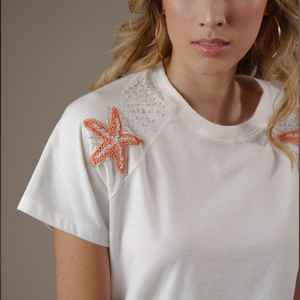 T-shirt en coton blanc personnalisé avec écusson étoile de mer perlé à la main, col rond, manches courtes, haut décontracté pour femme, idéal pour l'été et les fêtes à la plage - Product Image 1
