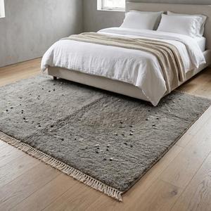 Tapis d'appoint classique en laine marocaine berbère grise cendrée, noué à la main, à poils plats, motif floral, minimaliste, avec franges décoratives - Product Image 2