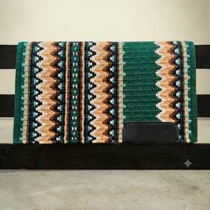 Tapis de selle de cheval western haut de gamme avec motif géométrique traditionnel d'inspiration aztèque, noir, bordeaux, beige et or tissé - Product Image 6