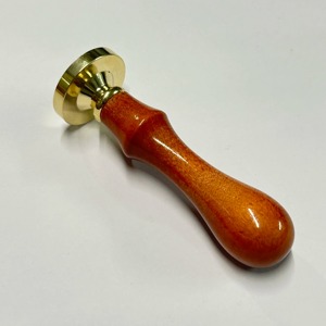 Sellos redondos de latón marrón de 30 mm hechos a mano con mango de madera de arce para tarjetas de felicitación hechas a mano y proyectos de scrapbooking. - Product Image 1