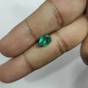 Esmeralda Verde de 1.93 Quilates, Forma de Pera, de Zambia, Gema Suelta - Product Image 1