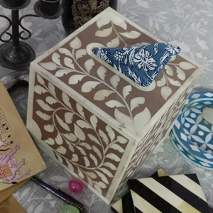 Caja de pañuelos cuadrada hecha a mano con incrustaciones de hueso, diseño tradicional indio artesanal y ecológico para decoración de sala de estar u oficina. - Product Image 1