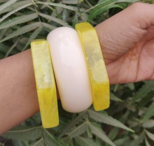 Bracelet jonc en résine de couleur personnalisée pour femmes, bijoux de mode fabriqués en Inde - Product Image 1