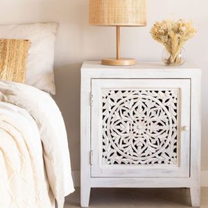Mesita de Noche Rústica Antigua de Madera Maciza con Puerta Tallada, Mesa Auxiliar para Dormitorio y Sala de Estar (Origen Rajasthan) - Product Image 1