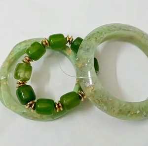 Juego de 2 Brazaletes Anchos de Resina Acrílica Verde Estilo Vintage con Cuentas y Separadores Dorados, Joyería de Moda para Regalo - Product Image 1
