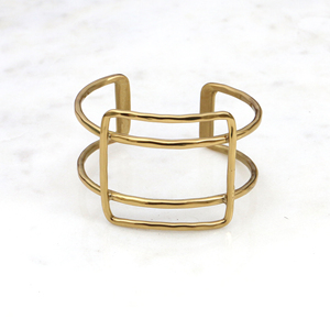 Brazalete Geométrico de Latón Hecho a Mano, Brazalete Abierto Minimalista Estilo Boho, Joyería Ajustable en Tono Dorado, Regalo para Ella - Product Image 2