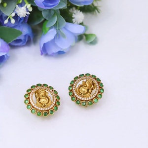 Pendientes de tuerca de moissanita Kundan chapados en oro de latón de la mejor calidad, a la moda, para mujer, para bodas y fiestas. - Product Image 2