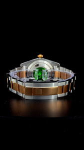 Reloj de oro rosa bicolor con esfera color chocolate, bisel con diamantes y función de fecha automática, y bisel con diamante moissanita VVS de 3 quilates. - Product Image 5
