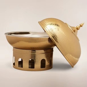 El plato para calentar alimentos de metal refleja profesionalismo y atención al detalle, con una elegancia atemporal que se adapta tanto a eventos clásicos como modernos. - Product Image 5