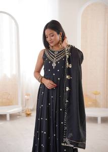 Ensemble de robe Anarkali élégante avec dupatta en Chanderi brodé – Tenue traditionnelle prête à porter - Product Image 5