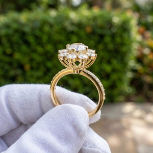 แหวนหมั้นเพชรสร้างในห้องปฏิบัติการ Sparkledge Creation ดีไซน์ทันสมัย 3 กะรัต ทอง 10K/14K/18K ระดับความสะอาด E VVS2 VS1 ประดับเพชรแบบ Floral Cluster Channel Pav Set - Product Image 5