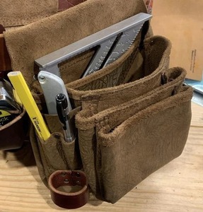Ceinture à outils en cuir marron avec deux poches et porte-marteau pour vêtements de travail de charpentier - Product Image 2