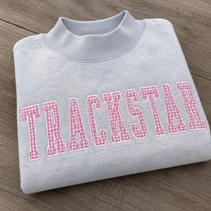 เสื้อสเวตเชิ้ตคอกลมทรงโอเวอร์ไซส์สำหรับผู้หญิงจาก TRACKSTAR INDUSTRY พร้อมตัวอักษรสีชมพูแบบ TAILGATING ปักลายแบบกำหนดเองสำหรับฤดูใบไม้ร่วง - Product Image 1