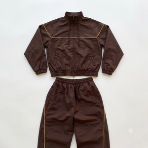 Conjunto de Chaqueta y Pantalones Deportivos de Nailon de Primera Calidad, Corte Holgado, Impermeables, con Logotipo Bordado, Cómodos para Uso en Exteriores y Calle - Product Image 1