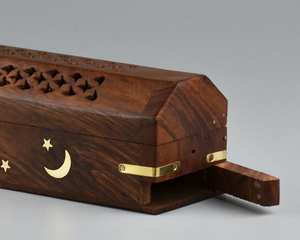 Quemador de Bakhoor o Mabkhara Decorativo con Base de Madera y Detalles de Latón para Decoración del Hogar Universal Overseas - Product Image 4