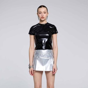 Top Corto de Manga Corta con Cuello Redondo en Satén PU para Mujer, Estilo Personalizado, Corte Ajustado, Color Sólido - Product Image 1