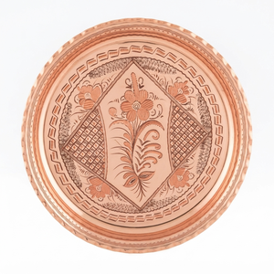 Plateau de service rond en cuivre artisanal, gravure florale traditionnelle, finition antique, plat décoratif pour la décoration de la table à manger à la maison - Product Image 1