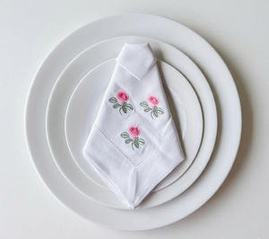 Juego de Manteles Individuales y Servilletas de Lujo Personalizados al por Mayor, Lavables a Máquina, con Bordado de Rosas Rosadas, Borde Festoneado de Algodón, para Hogar y Bodas - Product Image 3