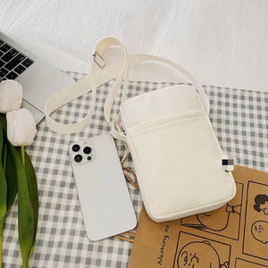 Sac bandoulière léger avec sangle réglable et fermeture éclair, idéal pour les trajets quotidiens et les voyages - Product Image 3