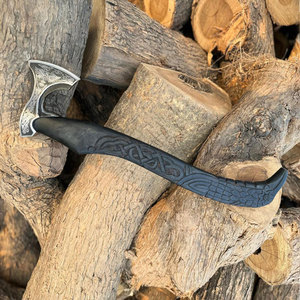 Hache artisanale sur le thème des Vikings avec poignée en cuir de qualité supérieure et tête gravée pour décoration murale - Product Image 2