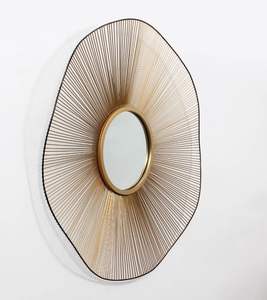 Cadre de miroir mural décoratif en métal avec motifs complexes, parfait pour les maisons contemporaines d'inspiration rustique - Product Image 1